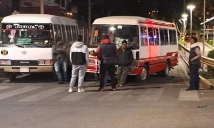 EL TRANSPORTE PÚBLICO BLOQUEA LA CIUDAD DE COCHABAMBA