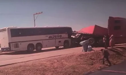 CHOQUE ENTRE BUS Y TRACTO CAMIÓN DEJA 15 HERIDOS