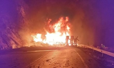 CAMIÓN CISTERNA CON COMBUSTIBLE ARDIÓ EN PLENA CARRETERA