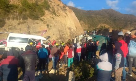 CHOQUE ENTRE CAMIÓN Y MINIBÚS DEJA CUATRO MUERTOS