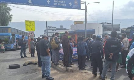 SUSPENDEN SALIDA DE BUCES EN TERMINAL DE COCHABAMBA POR PROTESTA DE CHOFERES