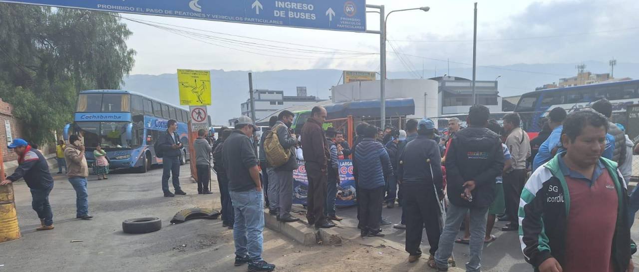SUSPENDEN SALIDA DE BUCES EN TERMINAL DE COCHABAMBA POR PROTESTA DE CHOFERES