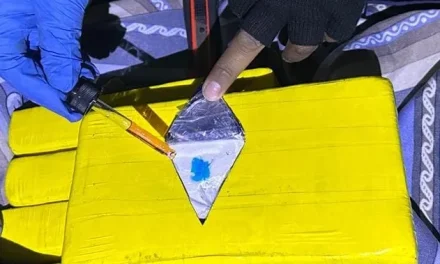 EFECTIVO POLICIAL ES ENCONTRADO CON CASI 60 KILOS DE DROGA EN CARRETERA LA PAZ – ORURO