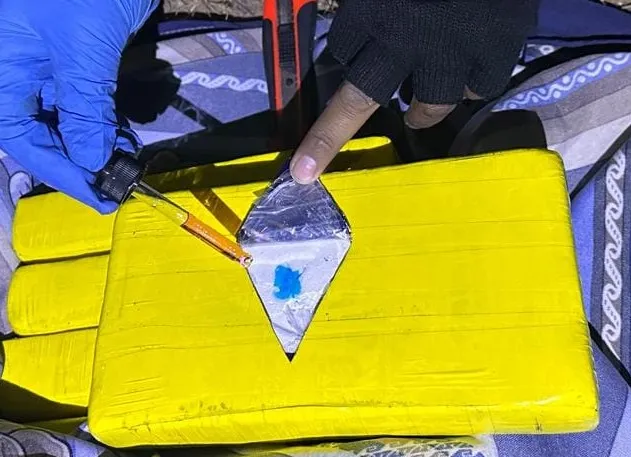 EFECTIVO POLICIAL ES ENCONTRADO CON CASI 60 KILOS DE DROGA EN CARRETERA LA PAZ – ORURO