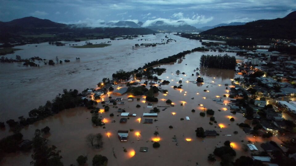 31 MUERTOS Y 74 DESAPARECIDOS POR INUNDACIONES EN BRASIL