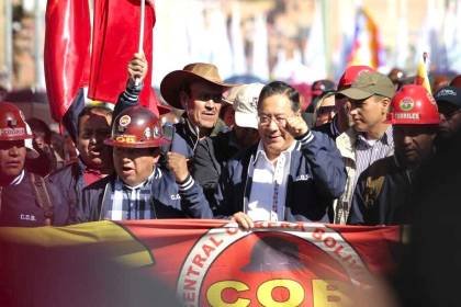 ARCE Y CHOQUEHUNCA PARTICIPAN EN MARCHA POR EL DÍA DEL TRABAJO