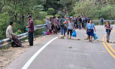POBLADORES DE MAIRANA BLOQUEAN POR COMBUSTIBLE