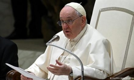 EL PAPA FRANCISCO SE DISCULPÓ POR HABER DICHO QUE EN LA IGLESIA “YA HAY MUCHA MARICONERÍA”