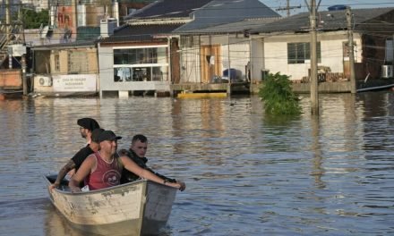 LLUVIAS VUELVEN A CASTIGAR A PORTO ALEGRE Y SUSPENDEN LAS OPERACIONES DE RESCATE
