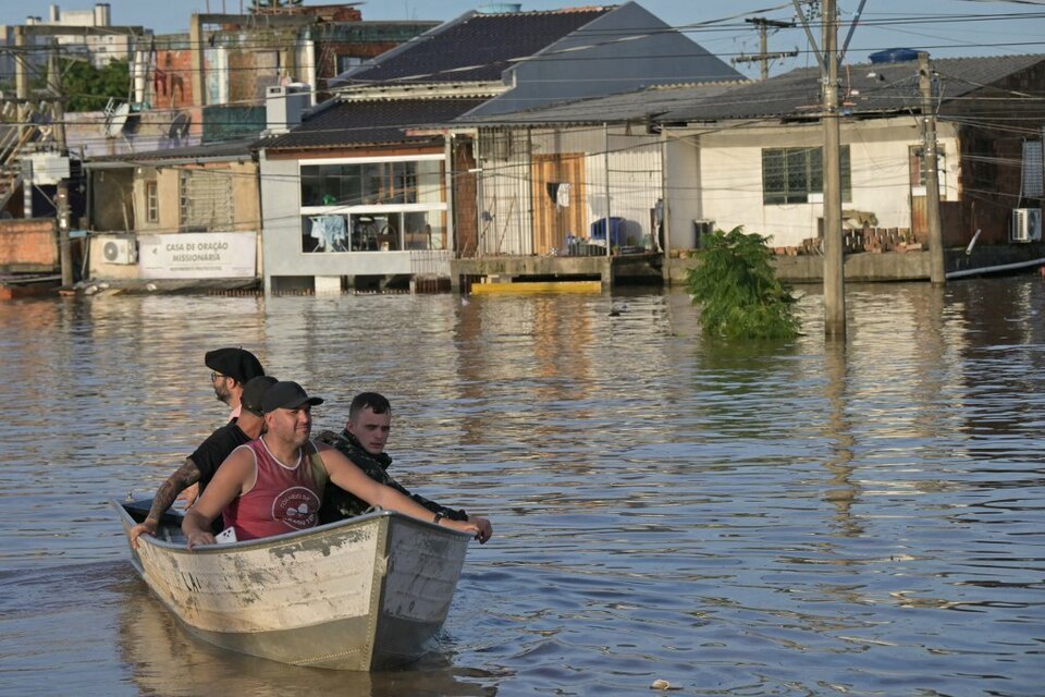 LLUVIAS VUELVEN A CASTIGAR A PORTO ALEGRE Y SUSPENDEN LAS OPERACIONES DE RESCATE