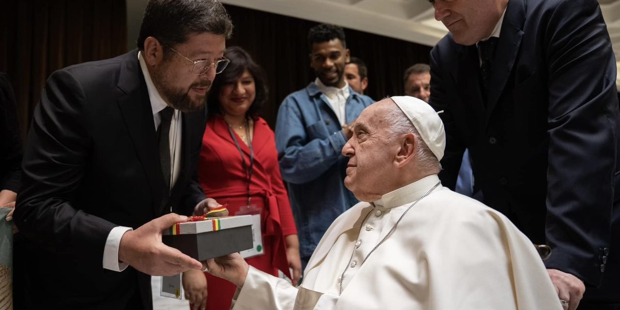 SAMUEL DORIA MEDINA VISITO AL PAPA FRANCISCO Y LLEVO REGALOS DE ARTESANOS BOLIVIANOS