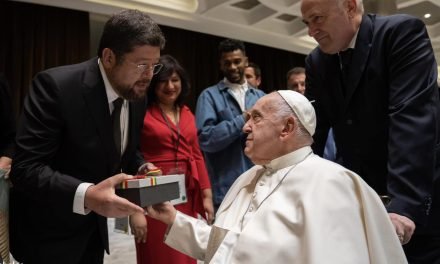 SAMUEL DORIA MEDINA VISITO AL PAPA FRANCISCO Y LLEVO REGALOS DE ARTESANOS BOLIVIANOS