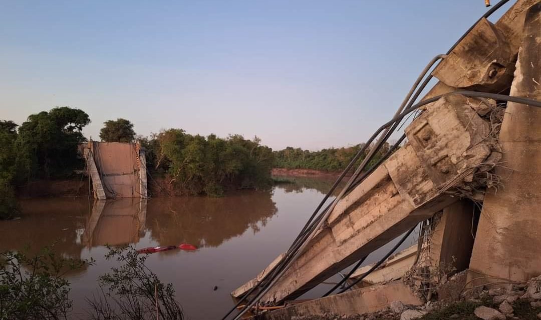 AL MENOS CUATRO PERSONAS PIERDEN LA VIDA AL DESPLOMARSE UN PUENTE EN SANTA ANA DEL YACUMA