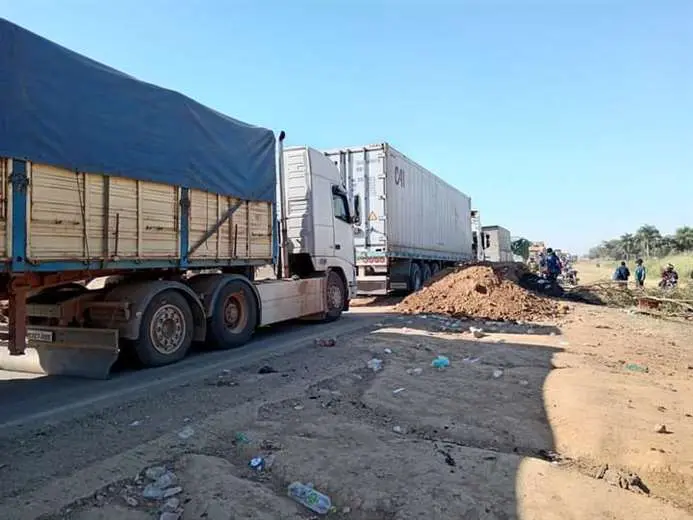 CONTINUA BLOQUEO EN SAN JULIÁN A PESAR DE HABER LLEGADO A DOS ACUERDOS CON LA GOBERNACIÓN 