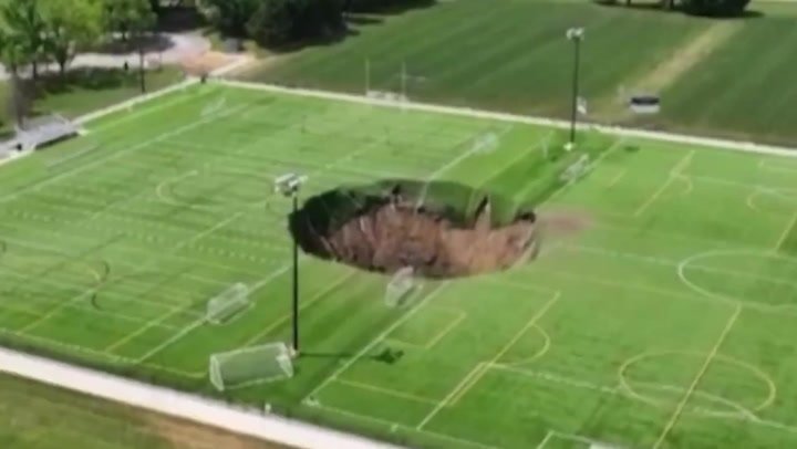 EL IMPACTANTE MOMENTO EN QUE UN CRÁTER GIGANTE SE ABRIÓ EN UN CAMPO DE FÚTBOL