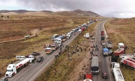 TRANSPORTE PESADO DETERMINA PARO INDEFINIDO CON BLOQUEO DE CARRETERAS Y CIERRE DE FRONTERAS