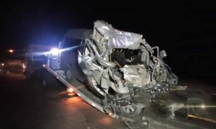 MINIBÚS CHOCA CONTRA LA PARTE TRASERA DE UN CAMIÓN Y DEJA DOS PERSONAS FALLECIDAS