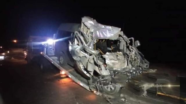 MINIBÚS CHOCA CONTRA LA PARTE TRASERA DE UN CAMIÓN Y DEJA DOS PERSONAS FALLECIDAS