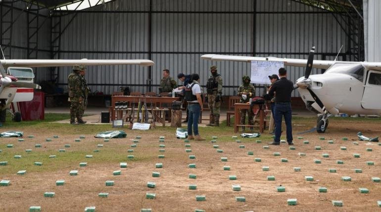 SECUESTRAN 300 PAQUETES DE DROGA Y  ARMAS  EN UNA HACIENDA CON PISTA CLANDESTINA