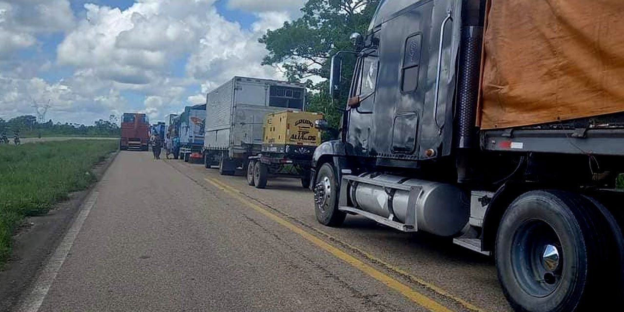 SEGUNDO DÍA DE BLOQUEO EN YAPACANÍ Y ADVIERTEN QUE NO ABRA CUARTO INTERMEDIO