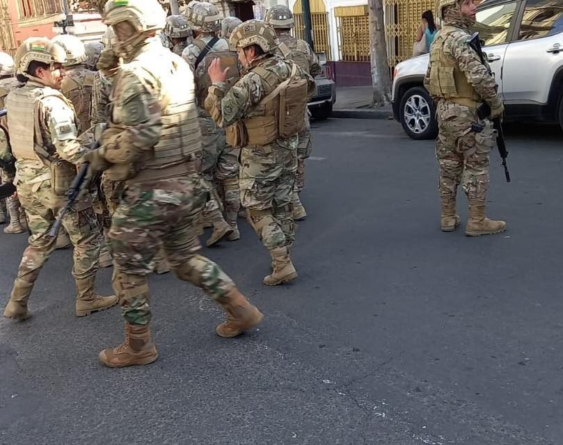 MOVIMIENTO INUSUAL DE MILITARES EN PLAZA MURILLO