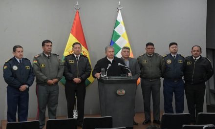 GOBIERNO DICE TENER “EL CONTROL TOTAL Y ABSOLUTO” DE LAS FFAA Y CALMA A LA POBLACIÓN