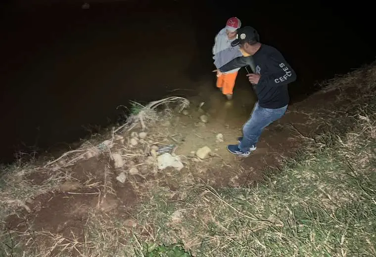 NIÑA DE DOS AÑOS SE AHOGA TRAS PERSEGUIR A SU PERRITO HASTA UN RÍO