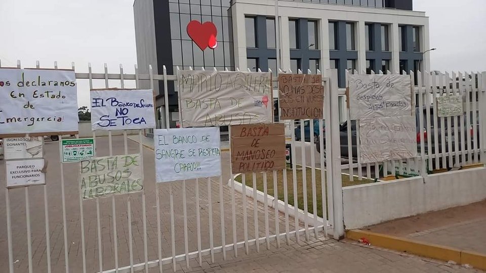 TRABAJADORES DEL BANCO DE SANGRE DE SANTA CRUZ PROTESTAN CONTRA DESPIDOS MASIVOS