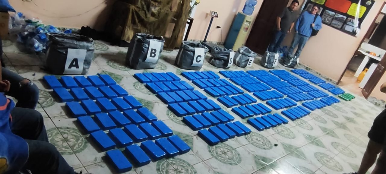 INTERCEPTAN  CAMIONETA CON 227 KILOS DE DROGA QUE SE DIRIGÍA A PISTA CLANDESTINA