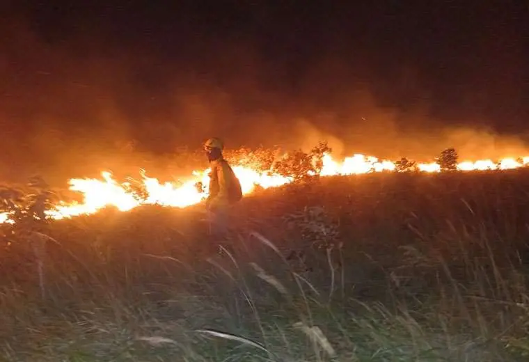 CIERRAN TEMPORAL UN TRAMO DE LA CARRETERA A  ROBORÉ POR INCENDIOS
