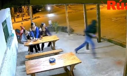 DELINCUENTE ROBA CELULARES A UN GRUPO DE JÓVENES EN RESTAURANTE