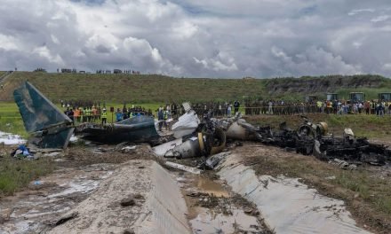 AVIÓN SE ESTRELLÓ EN KATMANDÚ, HAY 18 MUERTOS Y EL PILOTO SOBREVIVIÓ