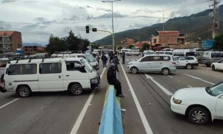 CHOFERES ANUNCIAN 27 PUNTOS DE BLOQUEO EN EL ALTO Y MÁS DE 17 EN LA PAZ