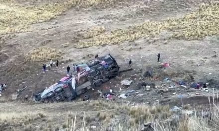 BUS CAE AL ABISMO Y DEJA MÁS DE 20 MUERTOS Y DECENAS DE HERIDOS EN PERÚ