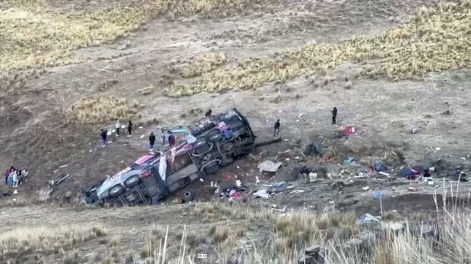 BUS CAE AL ABISMO Y DEJA MÁS DE 20 MUERTOS Y DECENAS DE HERIDOS EN PERÚ