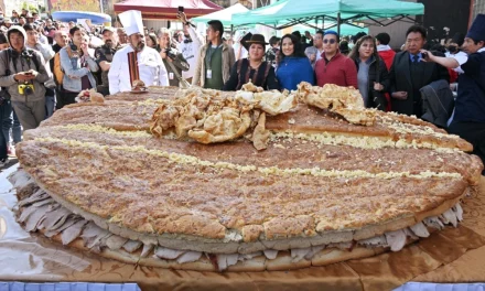 LA PAZ PRESENTA EL “SÁNDWICH DE CHOLA MÁS GRANDE DEL MUNDO”