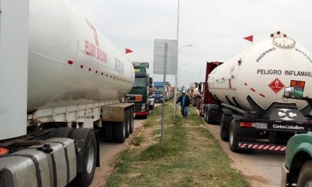 YPFB DICE QUE BLOQUEO DE TRANSPORTISTAS IMPIDE INGRESO DE17 CISTERNAS CON COMBUSTIBLE
