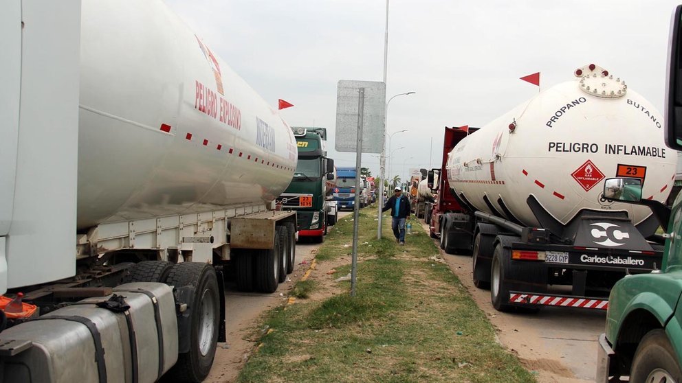 YPFB DICE QUE BLOQUEO DE TRANSPORTISTAS IMPIDE INGRESO DE17 CISTERNAS CON COMBUSTIBLE
