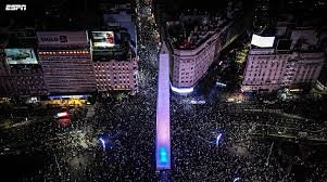 FIESTA EN BUENOS AIRES TRAS CONSAGRACIÓN DE ARGENTINA EN COPA AMÉRICA
