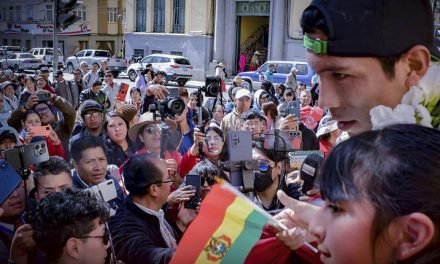 MULTITUDINARIA CARAVANA EN ORURO DEPIDE A GARIBAY ANTES DE PARTIR A LOS JUEGOS OLÍMPICOS
