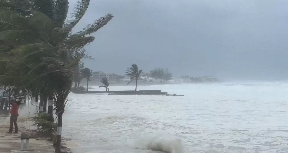 HURACÁN BERYL SE DIRIGE A MÉXICO TRAS DEJAR DESTRUCCIÓN EN JAMAICA Y EN EL ESTE DEL CARIBE