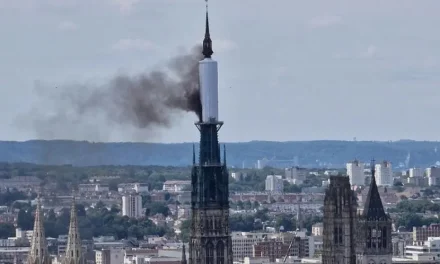 SE REGISTRÓ UN INCENDIO EN LA CATEDRAL DE NOTRE DAME DE PARÍS