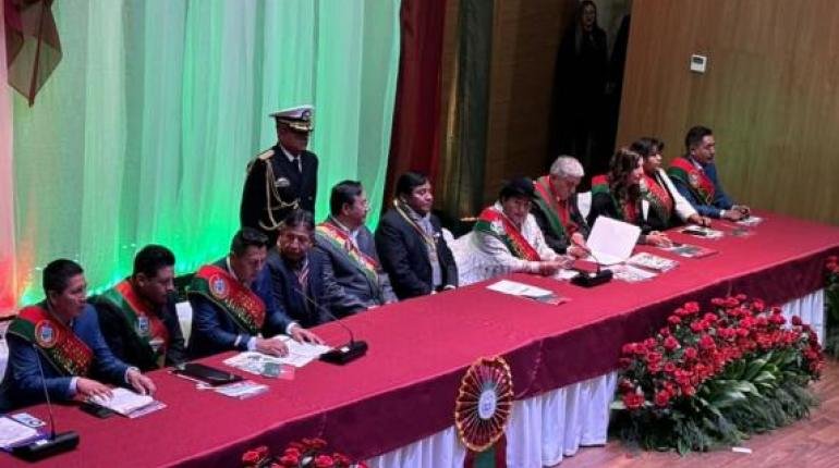ARCE, QUISPE Y ARIAS ABREN SESIÓN DE HONOR CONJUNTA POR LOS 215 AÑOS DE LA PAZ