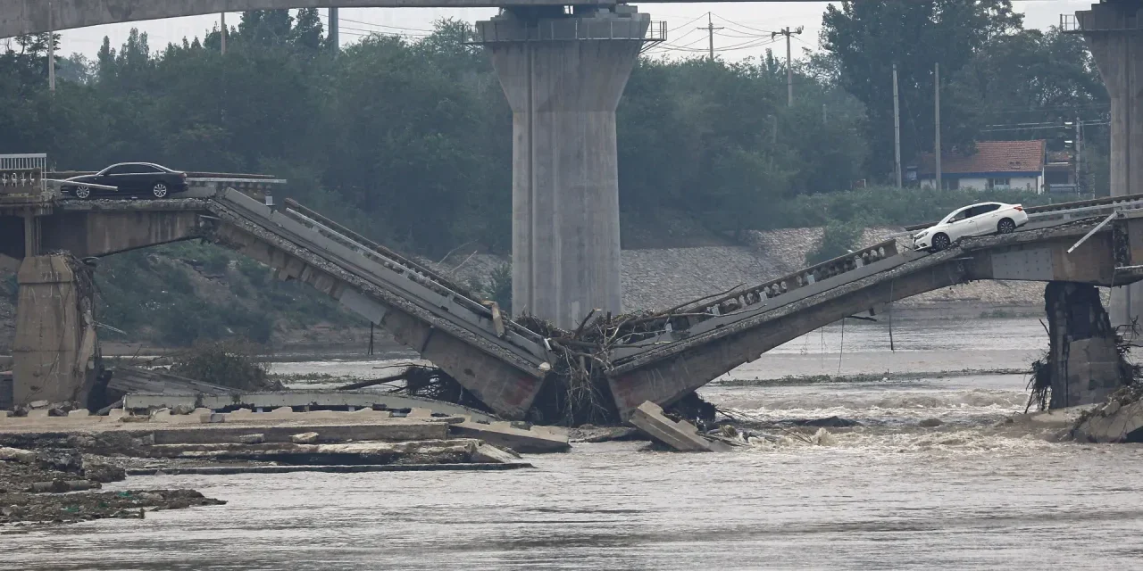 COLAPSO DE PUENTE EN EL CENTRO DE CHINA PROVOCÓ CAÍDA AL RÍO DE 17 COCHES Y 8 CAMIONES