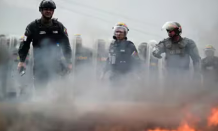 LA POLICÍA DISPARA CON GASES LACRIMÓGENOS A MANIFESTANTES QUE PROTESTAN CONTRA EL FRAUDE ELECTORAL