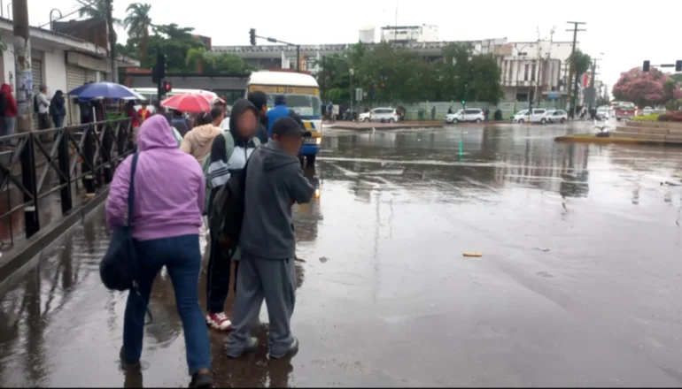 LLUVIA Y POCO DE TRANSPORTE COMPLICAN EL REGRESO A CLASES EN SANTA CRUZ