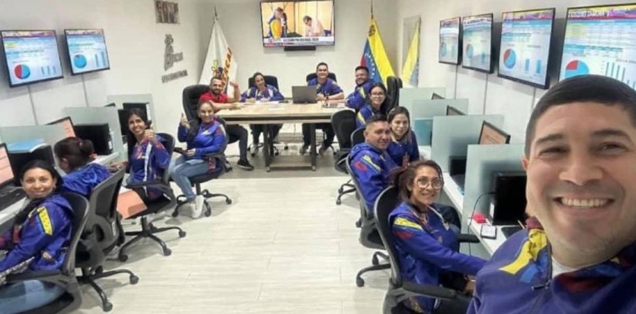 FOTO DE UN FUNCIONARIO CHAVISTA ALIMENTA DENUNCIAS DE FRAUDE CONTRA  MADURO