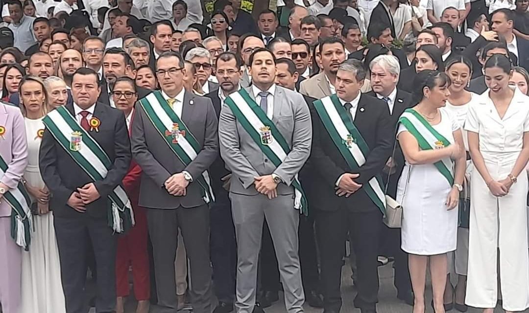 AUTORIDADES CRUCEÑAS HACEN ENTREGA FLORAL A LOS PIES DE SIMÓN BOLÍVAR