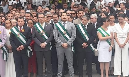 AUTORIDADES CRUCEÑAS HACEN ENTREGA FLORAL A LOS PIES DE SIMÓN BOLÍVAR