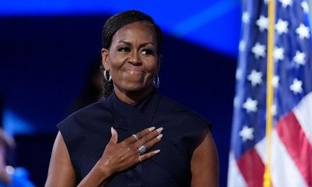 MICHELLE OBAMA  OVACIONADA EN LA SEGUNDA JORNADA EN CONVENCIÓN DEMÓCRATA
